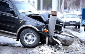Wydaje się, że duży samochód jest bezpieczniejszy.Jednak nawet jazda dużym autkiem może być bardzo przykra, zwłaszcza, jeśli po wypadku jest ono w takim stanie. Słupek wyjątkowo mocny. szukano:Rozwiń TAGIkraksykraksaZwiń tagi...