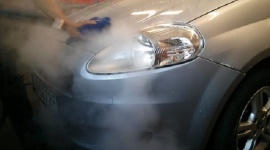 Jak radzić sobie z uciążliwymi zabrudzeniami w samochodzie? BIZNES, Motoryzacja - Zarówno sprzątanie środka samochodu, jak i mycie go z zewnątrz to tylko z pozoru proste czynności, z którymi każdy z kierowców jest w stanie poradzić sobie samodzielnie.