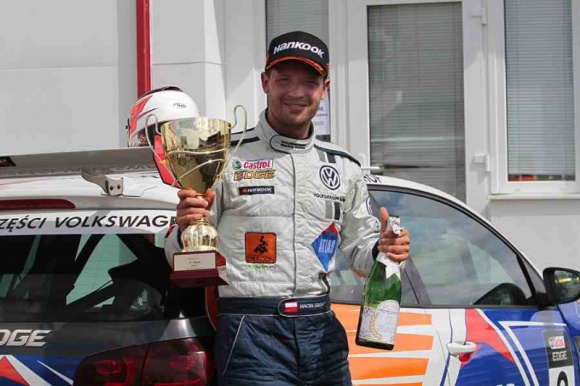 IV runda VW Castrol Cup: Maciej Steinhof na podium! BIZNES, Motoryzacja - Pierwszy wyścig czwartej rundy VW Casttrol Cup na czeskim torze wyścigowym Autodrom Most kierowca ATLAS Racing Team, Maciej Steinhof, rozpoczął z 5. Miejsca. Po zaciętej walce krakowianin wyprzedził rywali i finiszował na 3. miejscu stając tym samym na podium.