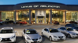 Za drzwiami największego dealera Lexusa na świecie BIZNES, Motoryzacja - 16 000 metrów kwadratowych, strefa relaksu, masażu, biznesowa, pole golfowe, kino, restauracje. Brzmi jak luksusowy hotel. Tymczasem jest to największy salon Lexusa na świecie, mieszczący się w Arlington Heights w stanie Illinois.