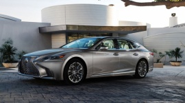 Elektryzujące plany Lexusa BIZNES, Motoryzacja - Podczas wystawy motoryzacyjnej w Detroit szef Lexus USA Jeff Bracken uchylił rąbka tajemnicy na temat nowości, nad którymi pracuje firma. W najbliższym czasie możemy się spodziewać nowych crossoverów, kolejnych wyczynowych aut z serii F, a także eksploracji nowych segmentów.