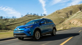 Najlepiej wyposażone hybrydowe SUV-y na rynku BIZNES, Motoryzacja - Rynek SUV-ów wciąż zyskuje na popularności. W 2016 roku duże i dobrze wyposażone modele tego segmentu zdobyły ponad 28 proc. udziału rynku, głównie za sprawą zakupów dokonywanych przez firmy – mówi raport Instytutu Badań Rynku Motoryzacyjnego Samar.