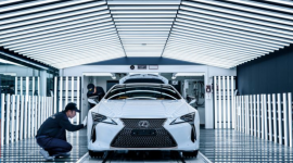 Fabryka Motomachi, dom supersamochodu LFA, produkuje Lexusa LC BIZNES, Motoryzacja - Miejsce to radykalnie różni się od standardowej fabryki aut, bo przypomina bardziej warsztat dla samochodów wyścigowych. Sterylnie biała linia montażowa, od podłogi do sufitu, tworzy otoczenie, w którym skupienie się na pracy nie stanowi problemu.