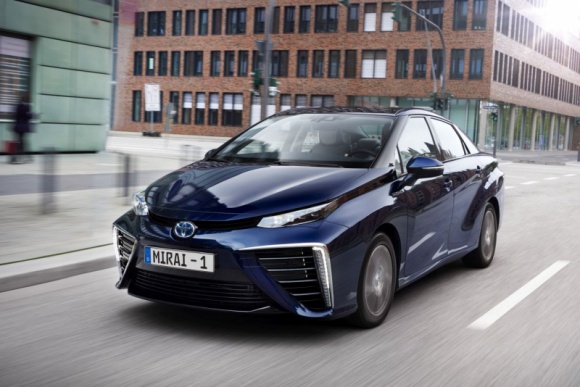 Testy wodorowej Toyoty Mirai w Chinach BIZNES, Motoryzacja - Toyota rozpocznie testy wodorowego sedana Mirai w Chinach. Firma sprawdzi możliwości adaptacji tej technologii w Państwie Środka.