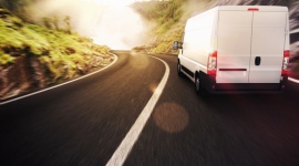 3 sposoby na zaoszczędzenie czasu pracy kierowców. I twoich pieniędzy BIZNES, Motoryzacja - Jeżdżą „na styk”, od załadunku do rozładunku. Godzinami szukają miejsca postojowego lub czekają na załadunek. Jak planować czas jazdy i odpoczynku kierowców, by ich praca była efektywna?