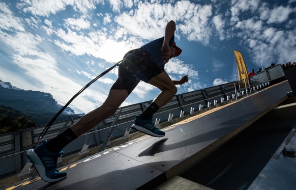 Rekord Guinnessa ustanowiony dzięki technologii Continental BIZNES, Motoryzacja - Johannes Rydzek ustanowił pierwszy Rekord Guinnessa w 50-metrowym podbiegu na szczyt skoczni narciarskiej o nachyleniu 37 stopni. Mistrz świata biegł w butach Adidas z podeszwą wykonaną z gumowej mieszanki opracowanej przez Continental.