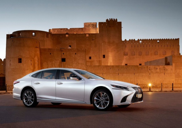 5 luksusowych limuzyn z napędem na cztery koła za około pół miliona złotych BIZNES, Motoryzacja - Sprzedaż samochodów klasy premium niezmiennie rośnie. W Polsce rynek ten - zgodnie z ostatnimi danymi Polskiego Związku Przemysłu Motoryzacyjnego – zwiększył się w trzecim kwartale 2018 roku o 13,7 proc. Sprawdzamy ofertę modeli z napędem na cztery koła.