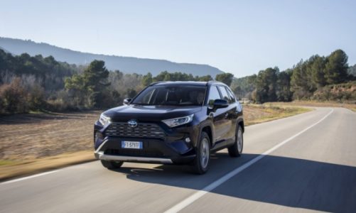 Hybrydowe SUV-y i crossovery: największe przeboje polskiego rynku