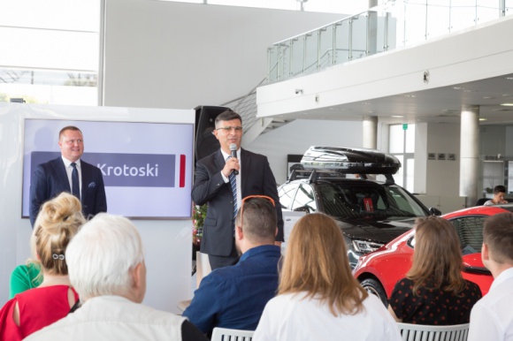 Dealer samochodowy zapowiada: Będziemy walczyć o podium! BIZNES, Motoryzacja - Najwyższa jakość obsługi klienta, auta sportowe oraz samochody elektryczne to trzy główne kierunki rozwoju Grupy Krotoski, które pomogą jej wyróżnić się na rynku i zawalczyć o podium
w branży dealerów samochodowych.