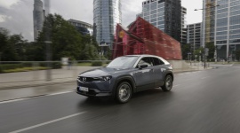 Elektryczna Mazda MX-30 rusza w trasę po Polsce w ramach Mazda Experience Days BIZNES, Motoryzacja - Wybrani dealerzy Mazdy w Polsce zapraszają w dniach 6 – 18 sierpnia na jazdy testowe pierwszym elektrycznym modelem – Mazdą MX-30.