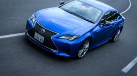 Ulepszone coupé od Lexusa. Model RC po zmianach Motoryzacja, LIFESTYLE - Lexus kontynuuje strategię ciągłego ulepszania swoich aut. Japońska marka pokazała już m.in. udoskonalone coupé LC oraz dopracowany model ES. Teraz zmiany dotknęły coupé RC, a doświadczyć ich mogą klienci w ojczyźnie Lexusa.