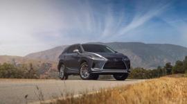 Lexus dla dużej rodziny. Te modele pomieszczą więcej niż 5 osób Motoryzacja, LIFESTYLE - Na naszych ulicach dominują 5-osobowe samochody, ale niekiedy 4 miejsca dla pasażerów to za mało. Przedstawiamy modele Lexusa, w których można cieszyć się zaletami klasy premium w większym gronie.