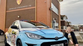 Jedyna taka Toyota GR Yaris Motoryzacja, LIFESTYLE - Maseczka ochronna, podobizny pracowników ochrony zdrowia oraz charakterystyczne dla Walii kwiaty narcyza – to zwycięska wizja oklejenia sportowej Toyoty GR Yaris autorstwa 16-letniej Alice Goodliffe.