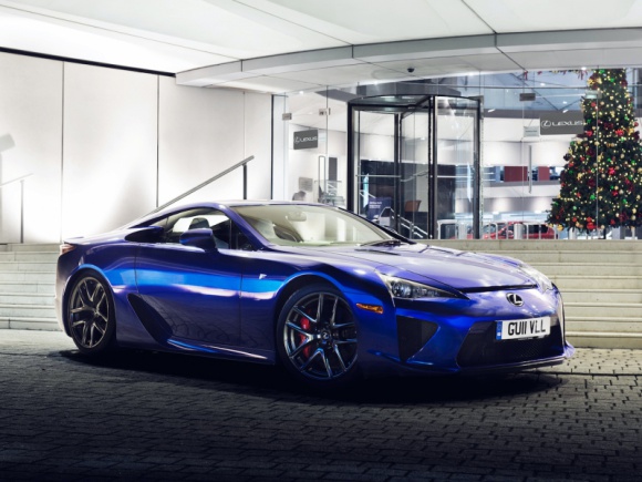 Lexus LFA kończy 10 lat. Poznaj nieznane fakty z jego historii Motoryzacja, LIFESTYLE - W grudniu 2010 roku z japońskiej fabryki Motomachi wyjechał pierwszy egzemplarz Lexusa LFA, jednego z najbardziej wyjątkowych sportowych aut w historii.