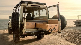 Toyota Land Cruiser – wyprawowy kamper, którym zwiedzisz Afrykę Motoryzacja, LIFESTYLE - Wielu z nas marzy o tym, by zwiedzić Afrykę lub objechać cały świat wzdłuż i wszerz. Jeżeli zastanawiasz się, jaki środek transportu najlepiej sprawdzi się w takiej podróży, to idealną propozycją jest wyprawowy kamper zbudowany na bazie Toyoty Land Cruiser serii 70.