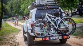 Poradnik podróżnika. Jak spakować wszystko, co potrzebne? Motoryzacja, LIFESTYLE - Każdy, kto podróżował samochodem, chociaż raz spotkał się z problemem pakowania i przewożenia większego bagażu.