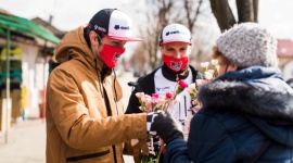 Nietypowy Dzień Kobiet z VIVO! Krosno i Wilkami Motoryzacja, LIFESTYLE - 6 marca, z okazji Dnia Kobiet, Centrum Handlowe VIVO! oraz klub żużlowy Wilki postanowili sprawić mieszkankom Krosna wyjątkową niespodziankę. Nieoczekiwanie na ulicach miasta pojawili się znani żużlowcy, którzy napotkanym kobietom wręczali kwiaty i Karty Podarunkowe VIVO!.
