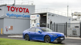Toyota produkuje w Australii zielony wodór Motoryzacja, LIFESTYLE - Toyota otworzyła pierwszy w stanie Wiktoria komercyjny zakład produkcji wodoru, wraz z magazynem oraz stacją tankowania.