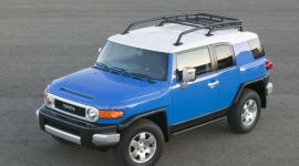 Off-road w stylu retro - to warto wiedzieć o Toyocie FJ Cruiser Motoryzacja, LIFESTYLE - Toyota FJ Cruiser to jeden z najbardziej rozpoznawalnych współczesnych samochodów japońskiej marki. Ta rasowa terenówka zadebiutowała na targach w Detroit na początku 2005 roku, wnosząc do świata samochodów off-roadowych trochę stylu retro.
