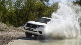 Toyota Land Cruiser - ostatni Mohikanin wśród terenówek Motoryzacja, LIFESTYLE - „Toyota Land Cruiser to legenda samochodów terenowych i ostatni Mohikanin na rynku. Tak naprawdę samochodów opartych na ramie już praktycznie nie ma. Land Cruiser ma korzenie prawdziwej terenówki i jej wszystkie zalety” – uważa Kuba Przygoński.