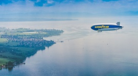 Legendarny sterowiec Goodyear Blimp zawita do Polski! Motoryzacja, LIFESTYLE - Sterowiec pojawi się m.in. nad Londynem, Le Mans i w bliskich okolicach Wrocławia. Legendarna ikona Goodyear zagości w pobliżu stolicy Dolnego Śląska aż przez trzy dni.